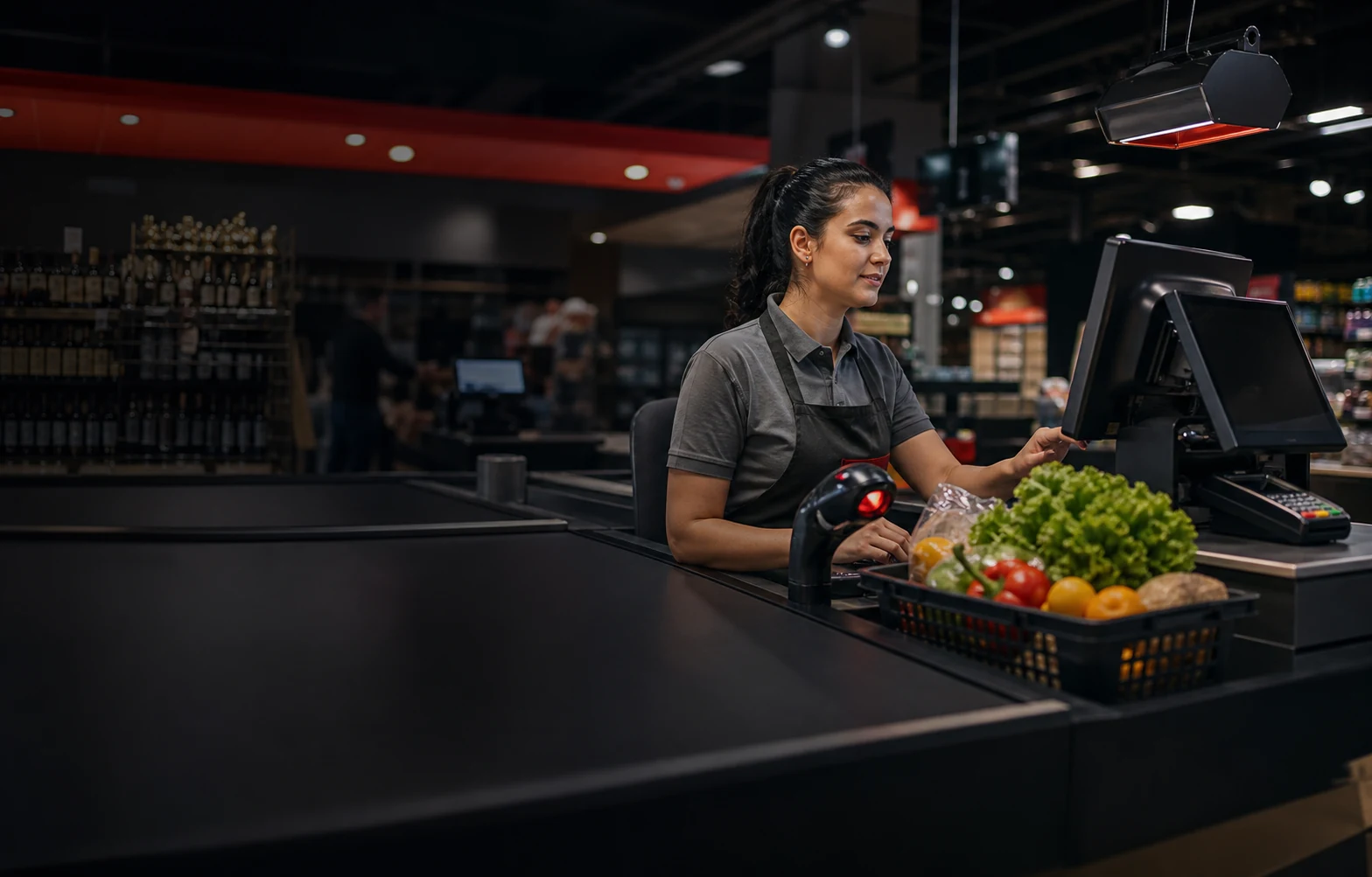 Operadora de caixa utilizando PDV em supermercado
